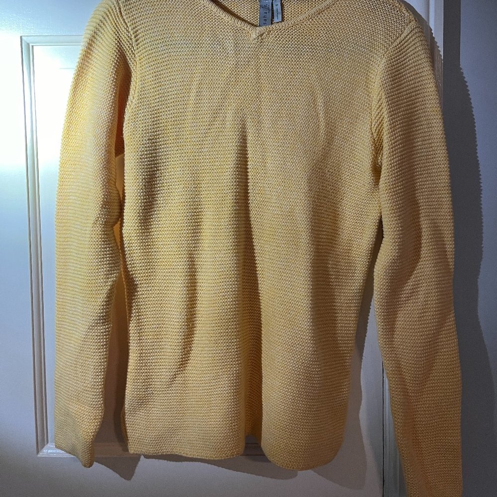 mint condition Sahalie sweater in buttercup  Size small